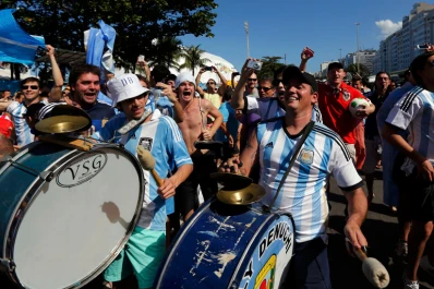 Denuncian que hinchas argentinos robaron entradas para la final
