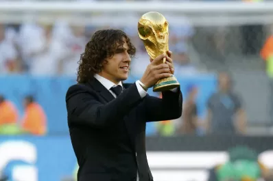 Carles Puyol entregó la Copa del Mundo