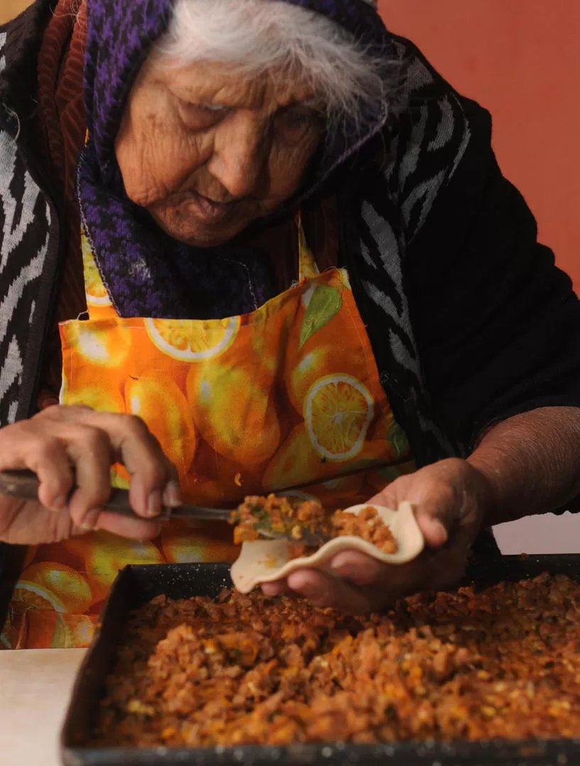 ENORME SACRIFICIO. A las 5 comienza su producción y a las 10 vende sus empanadas en la Casa Histórica. la gaceta / fotos de antonio ferroni