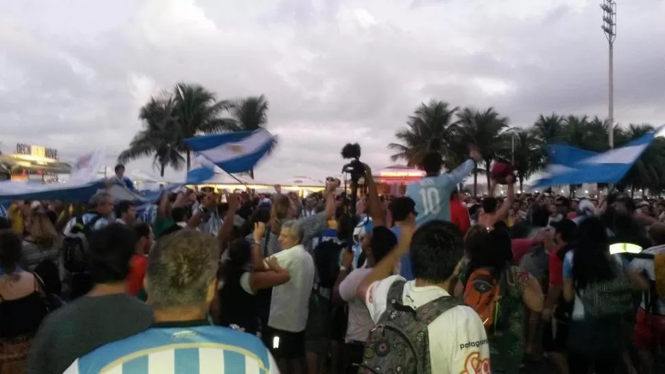 EL MEJOR ATARDECER. Los hinchas argentinos disfrutan cada minuto de su estadía en las playas más famosas de Brasil. 