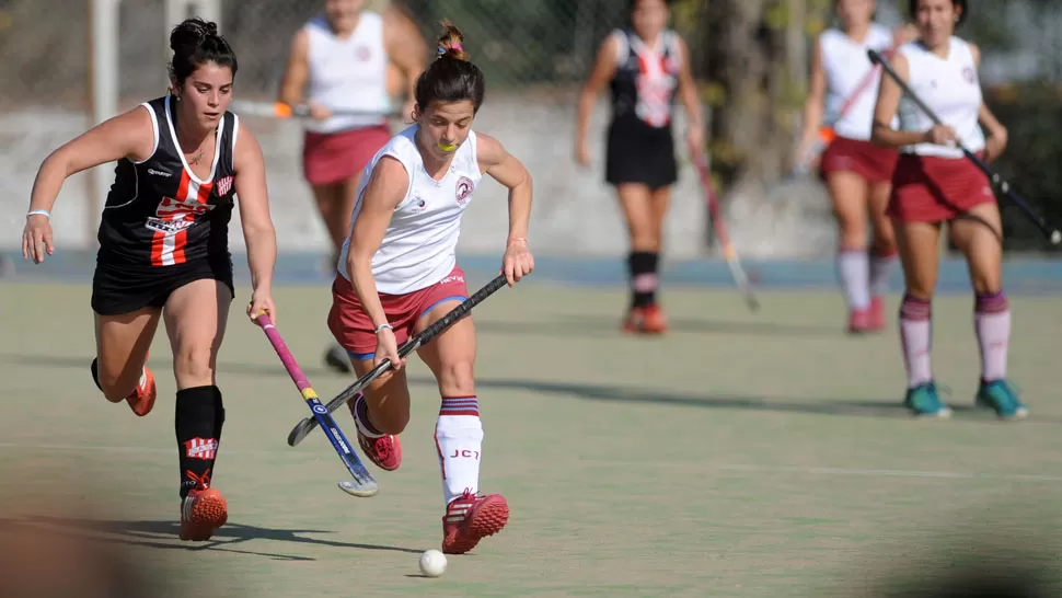 CON MARCA A PRESIÓN. Rocchia y Núñez López, en plena acción. 