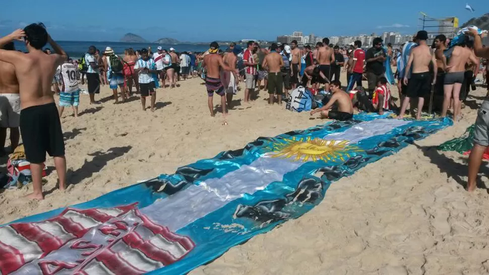 EN LAS SOMBRAS. Los tucumanos se mueven por Copacabana en las horas previas al partido. LA GACETA / FOTO DE GUSTAVO RODRIGUEZ ENVIADO ESPECIAL