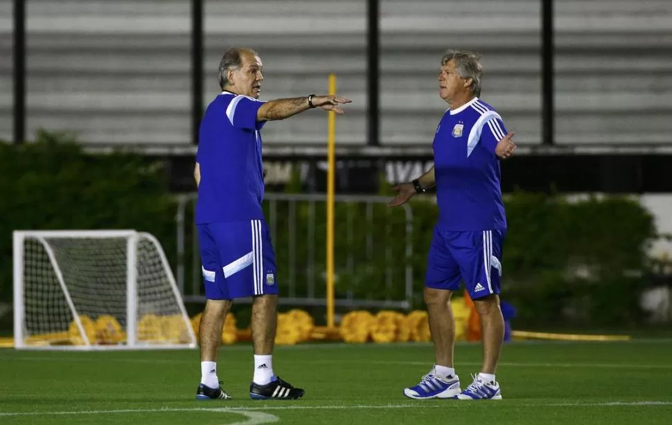 LOS ÚLTIMOS RETOQUES. Sabella intercambia opiniones con Julián Camino, su ayudante de campo, durante el entrenamiento del seleccionado, ayer en el estadio Sao Januario, de Vasco de Gama. 