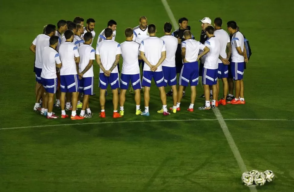 UNA DE LAS ÚLTIMAS. Sabella junto al plantel durante la charla técnica en el entrenamiento de ayer en el estadio de Vasco da Gama.   reuters