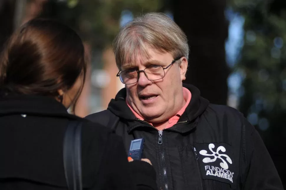 CRÍTICO. Vera acompañó a Alberto Lebbos en la plaza Independencia durante la audiencia pública del martes. credito