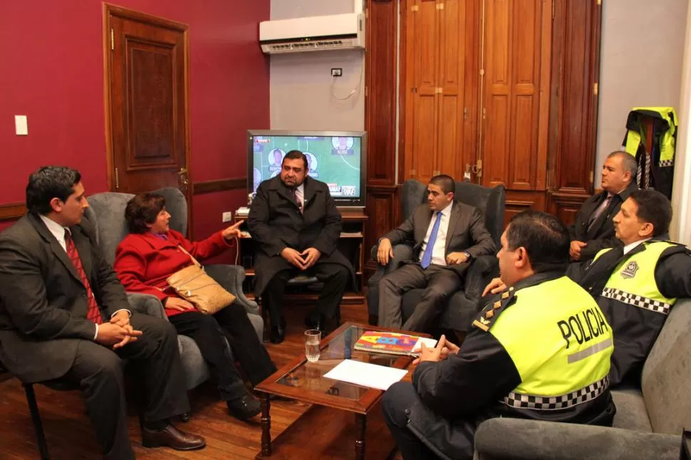 EN CASA DE GOBIERNO. Mary de Belloni fue recibida por Luis Núñez y Paul Hofer (de izquierda a derecha). Ministerio de seguridad