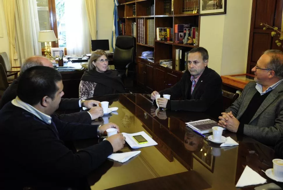 EN EL RECTORADO. Alicia Bardón (a la cabecera) recibió el jueves al Defensor del Pueblo, Cabral (a su izquierda), para hablar sobre el conflicto salarial docente. la gaceta / foto de jorge olmos sgrosso