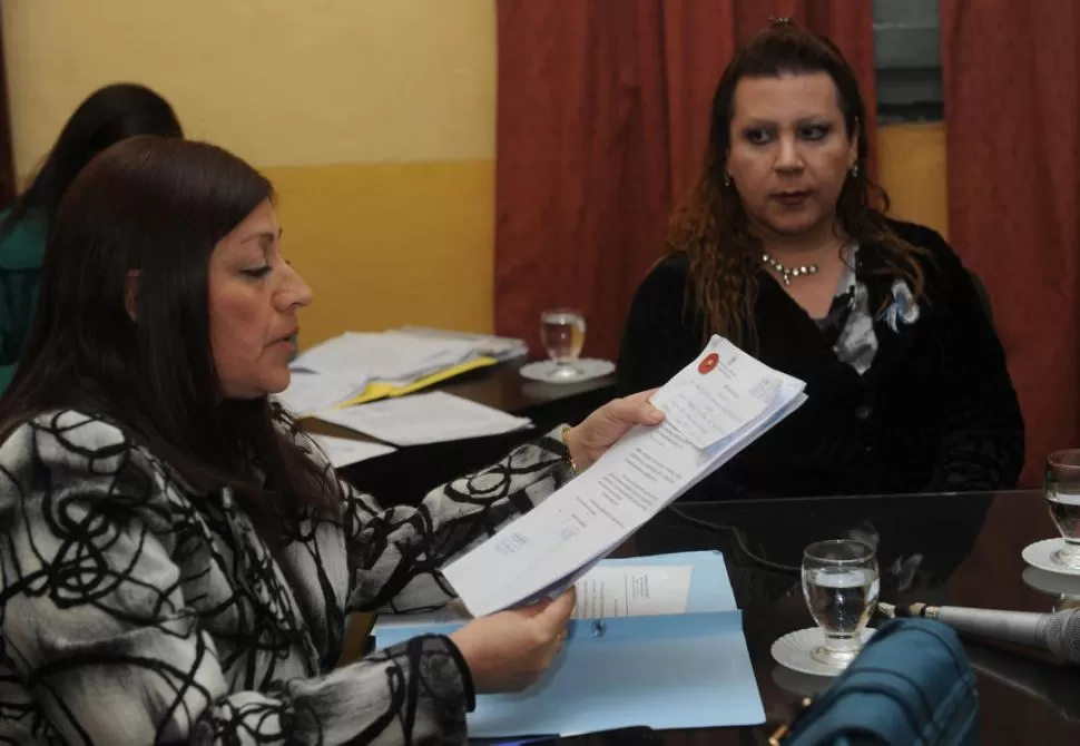 OFICIALISTAS. Romano de Espeche, en una sesión de 2013, lee un informe. La edil Romina Humano la observa. la gaceta / foto de antonio ferroni (archivo)