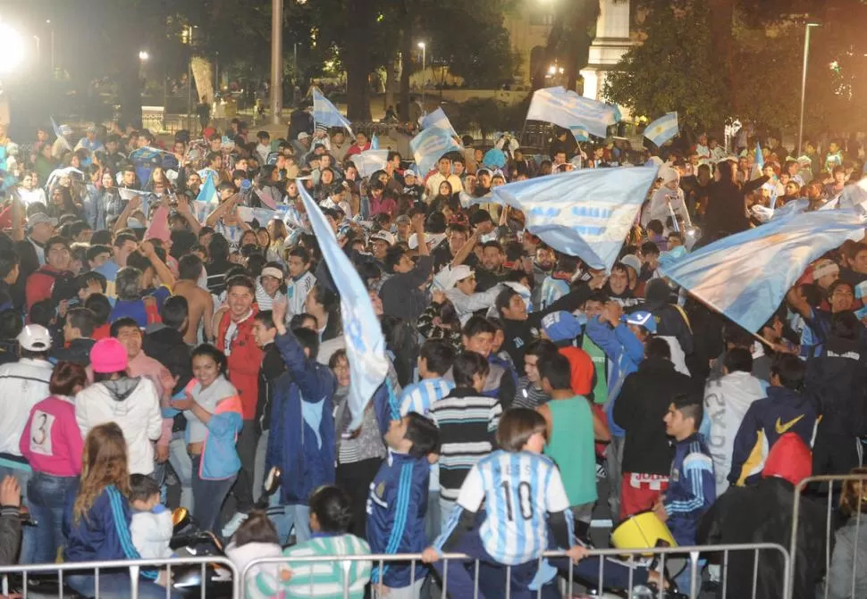 POR UN FESTEJO EN PAZ. El miércoles, cuando Argentina venció a Holanda, la plaza Independencia fue colmada fanáticos que celebraron el pasaje a la gran final. la gaceta / foto de antonio ferroni