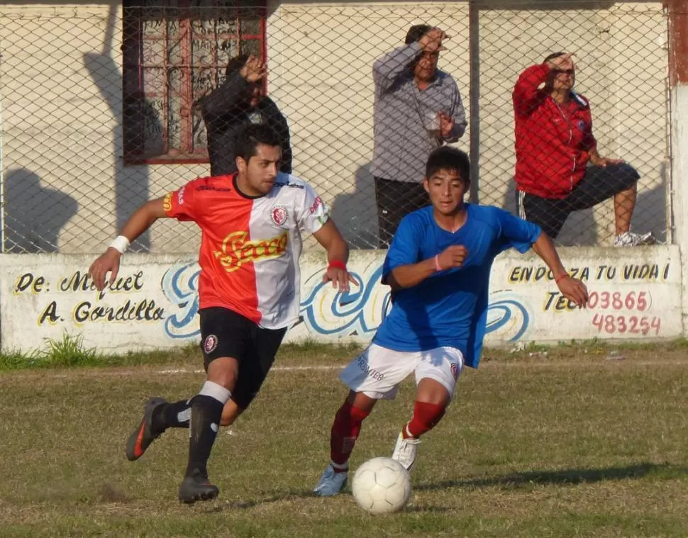 VITAL. Condorí se lleva la pelota ante la marca de un juvenil de Newbery.  