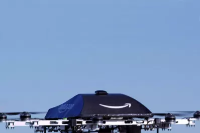 Encomiendas, videos y guerra con mini-aviones no tripulados