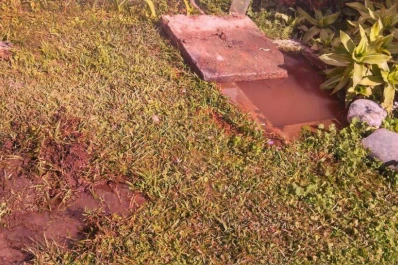 Los líquidos cloacales brotan dentro de las casas