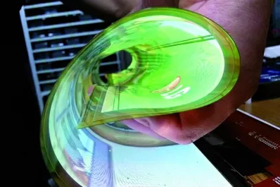 LG mostró una pantalla que se enrolla en un tubo