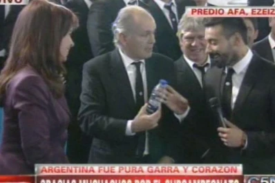 La venganza de Sabella con Lavezzi: Tomá, ¿querés tirarme agua?