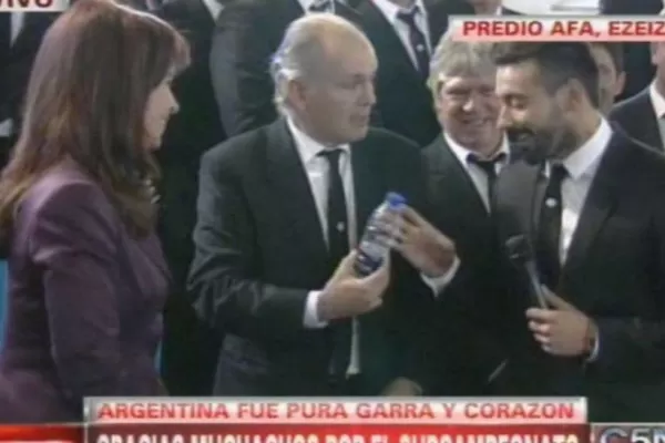 La venganza de Sabella con Lavezzi: Tomá, ¿querés tirarme agua?