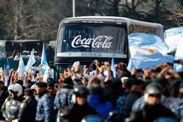 Miles de hinchas recibieron a la Selección en Ezeiza