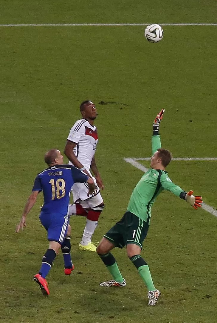 CON LA CANILLA. Palacio ya le pegó con la tibia por encima del arquero y la pelota se fue mansa junto al palo derecho. reuters