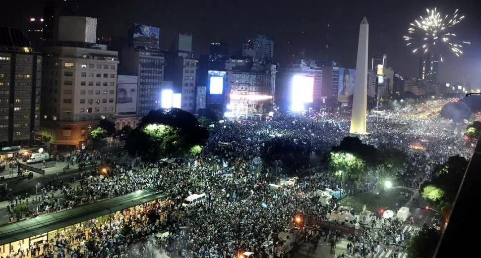 ORGULLO. A pesar de la derrota los hinchas fueron a festejar el sub-campeonato. dyn