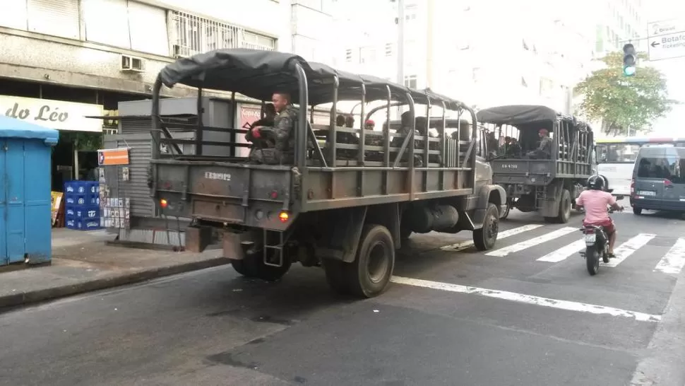 MILITARIZADOS. El operativo de la final: miles de policías y soldados del ejército. la gaceta / foto de gustavo rodríguez (enviado especial)