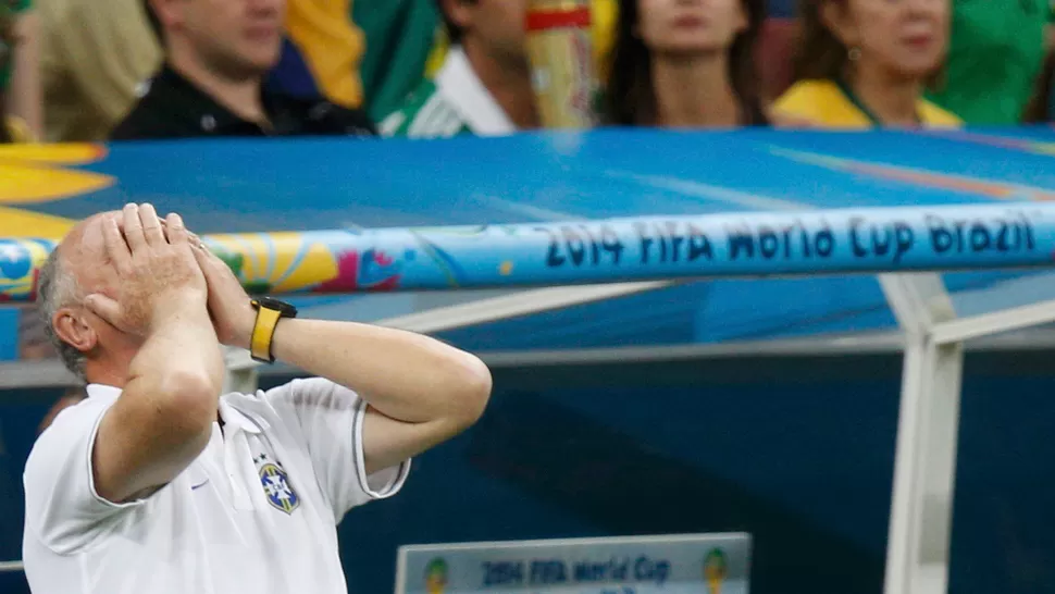 UN PIE AFUERA. Las goleadas recibidas ante Alemania y Holanda dejaron lleno de cuestionamientos la continuidad del entrenador. REUTERS