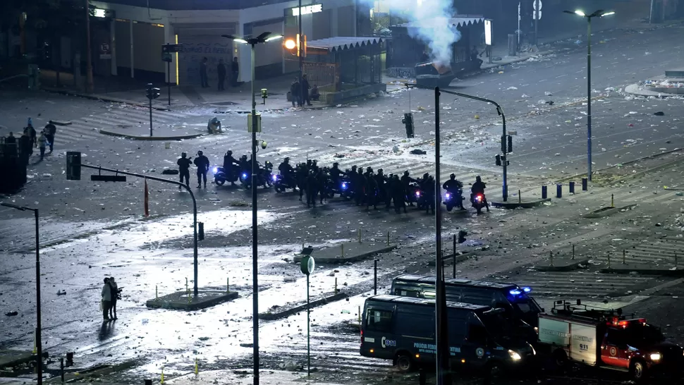 DESASTRE. La zona del Obelisco fue arrasada durante los disturbios del domingo. DYN