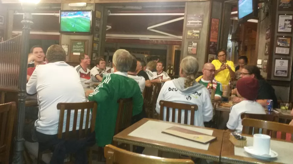 DE COPAS. Volvieron del Maracaná y se instalaron frente al televisor para beber cerveza. LA GACETA / FOTO GUSTAVO RODRIGUEZ ENVIADO ESPECIAL