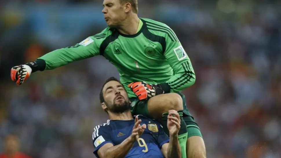 VISION DEL ARBITRO. Neuer llega primero a la pelota. Gonzalo protestó en el momento, pero, cuando terminó el partido, tanto él como los otros argentinos me felicitaron diciéndome que había arbitrado de manera perfecta, dijo el referí  italiano Nicola Rizzoli.
