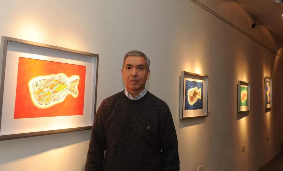 EL ARTISTA Y SU OBRA. Guanuco posa en el Lillo junto a sus pinturas. la gaceta / foto de antonio ferroni 