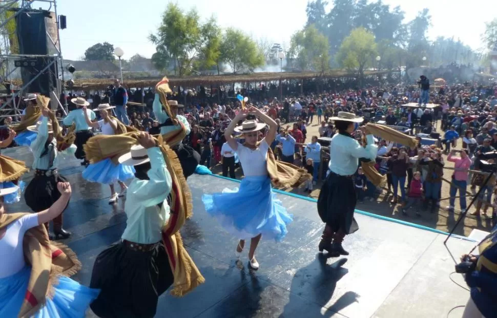 PURO FOLCLORE. Los bailarines danzan en el escenario simoqueño; abajo, la multitud se deleita y toma fotos. la gaceta / foto de osvaldo ripoll 
