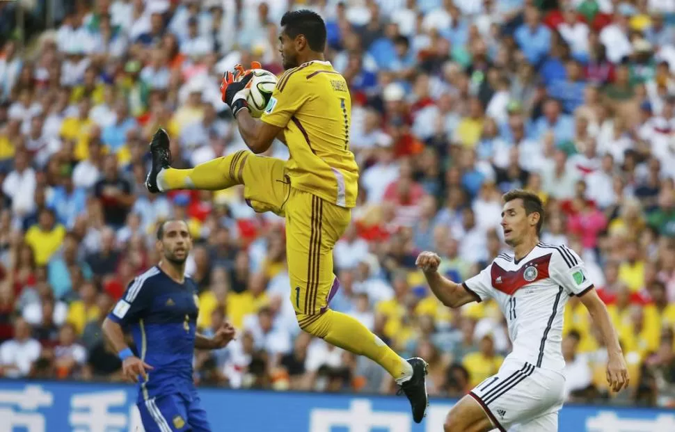 FIGURA. Sergio Romero no tuvo mucho trabajo, pero estuvo siempre atento. 