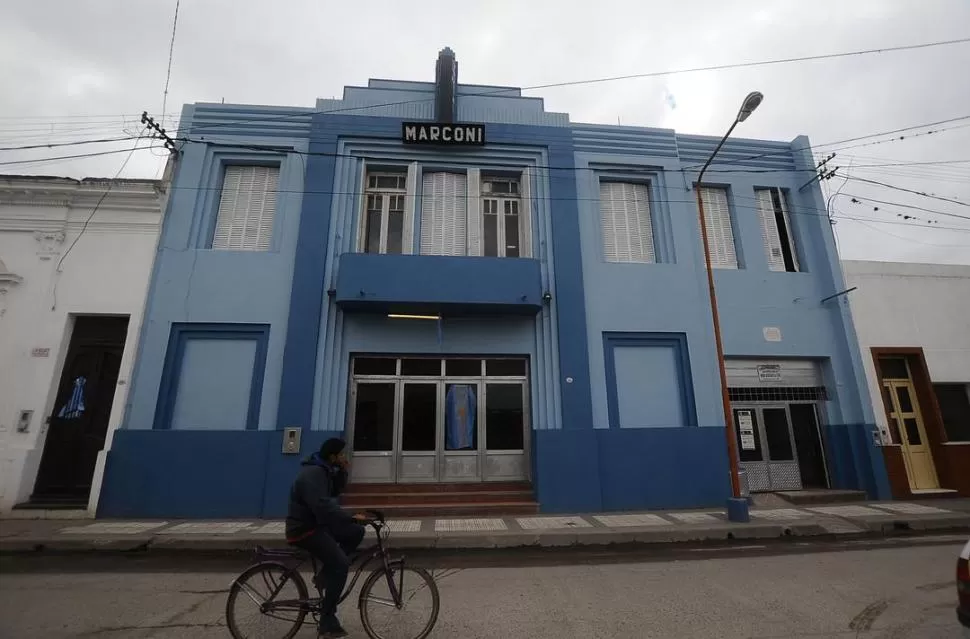 HISTÓRICA. La sede de dos plantas de la mutual monteriza se inauguró en 1909 y desde 1932 albergó al cine Marconi, cuya sala aún sigue intacta. LA GACETA / FOTOS DE OSVALDO RIPOLL