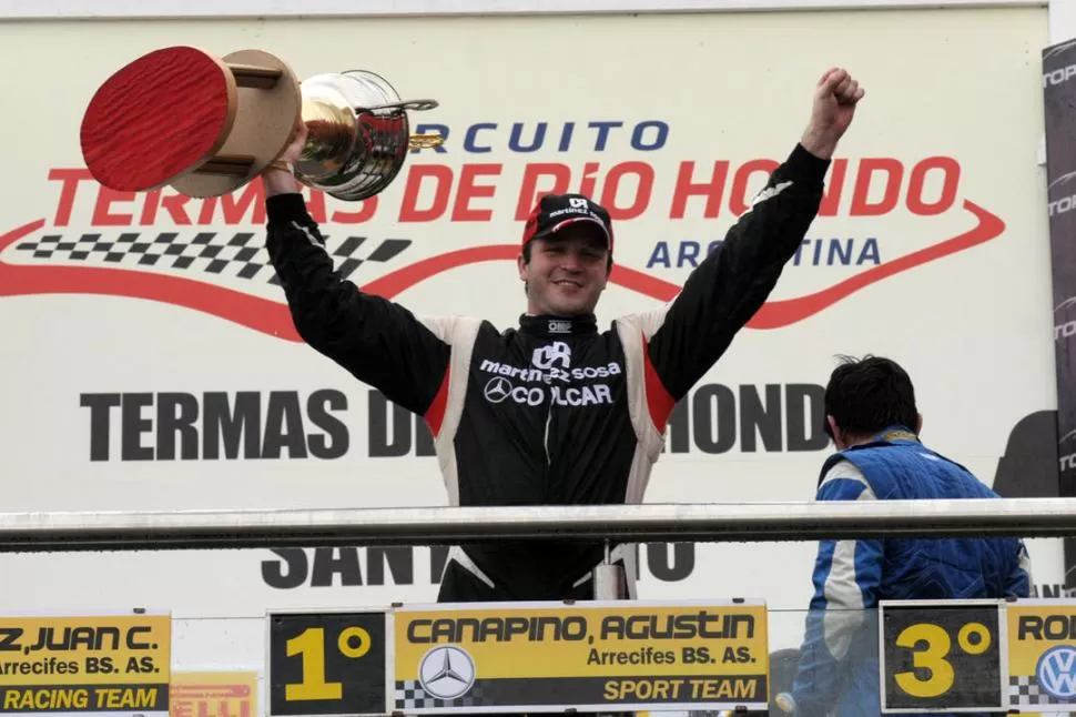 APROVECHÓ. Canapino celebró en lo más alto del podio. El campeón sacó rédito del percance de un rival. 