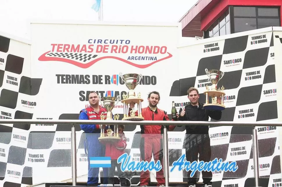 LOS MEJORES. Los hermanos Persia y Peter Olaz, en la ceremonia del podio de la categoría regional. 