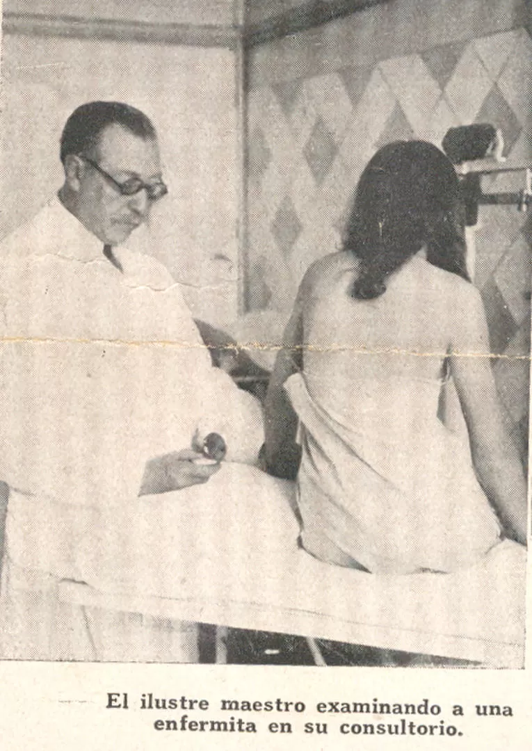 GREGORIO ARÁOZ ALFARO. El afamado médico revisando a una enferma en el hospital, en la década de 1920. la gaceta / archivo
