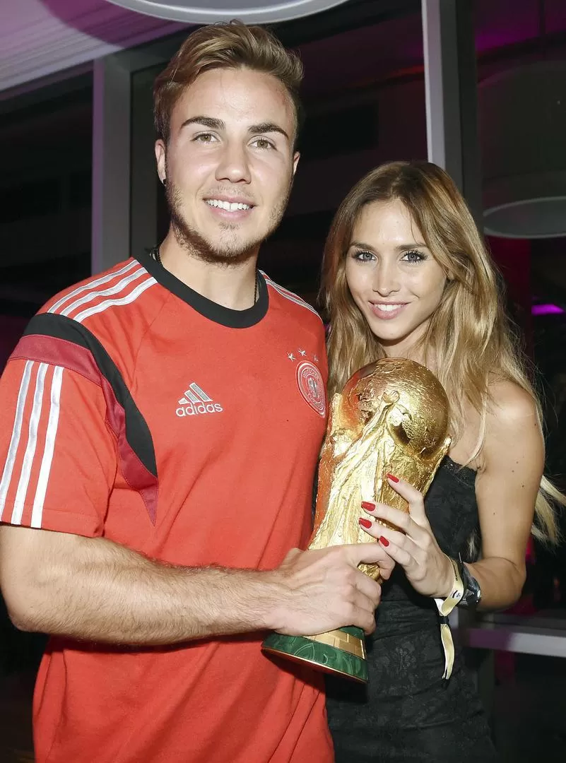 FELICES. Götze posa junto a su novia Anne-Katrin Broemmel durante los festejos en Río. 