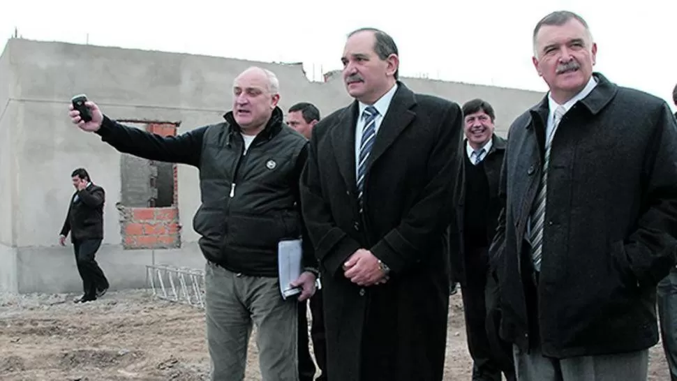 EN EL BARRIO. Alperovich y Durán recorrieron las obras del emprendimiento a mediados del mes pasado. prensa y difusión