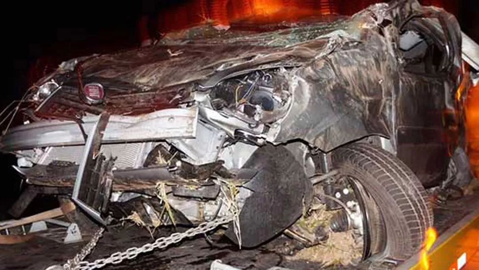 LA HIJA DE “TITÍ”. Así quedó el auto en la viajaba Soledad Fernández. dyn