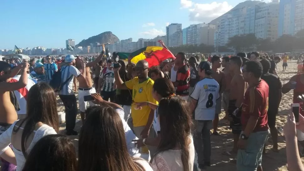 NO LO DUDARON. Los hinchas locales bancaron a Alemania en la final y mostraron sus colores. Cualquier cosa era válida para no ver vencedor a la Selección. la gaceta / foto de gustavo rodríguez(enviado especial)