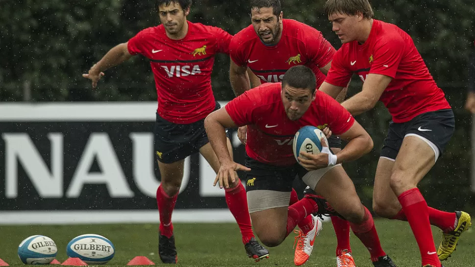 ENTRENANDO BAJO LA LLUVIA. El pilar tucumano Lucas Noguera Paz, durante la práctica de Los Pumas, que entrenó hoy en doble turno en la cancha sintética de Champagnat, de cara a su debut en el Rugby Championship el próximo 16 de agosto ante Sudáfrica, en Pretoria. PRENSA UAR