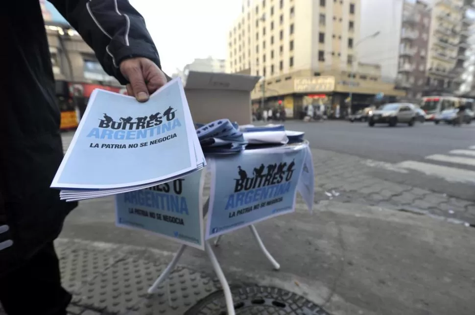 CONTRA LOS HOLDOUTS. Con la leyenda “Buitres o Argentina - la patria no se negocia”, se lanzó una campaña en las calles de Buenos Aires. telam