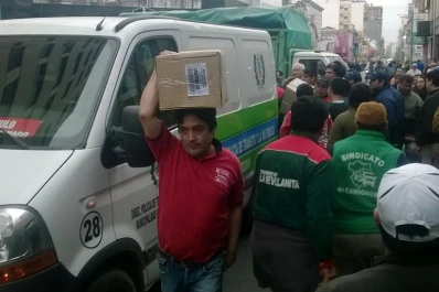 Fuerte discusión entre inspectores de Tránsito y empleados de una empresa