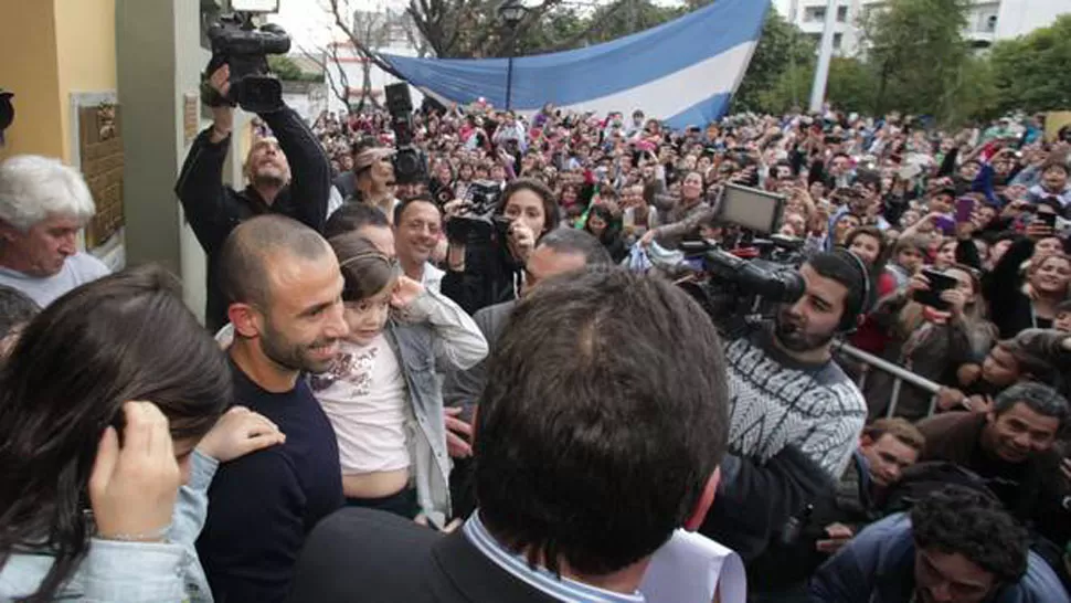 RECIBIMIENTO. Mascherano es considerado héroe en San Lorenzo, Santa Fe. FOTO TOMADA DE CLARIN.COM