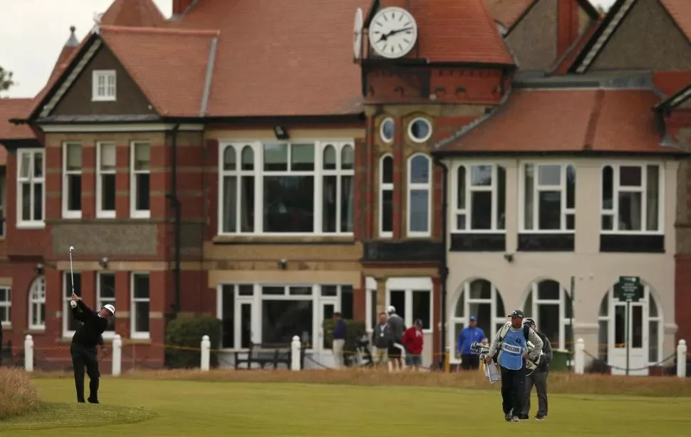 PAISAJE INGLÉS. Phil Mickelson, campeón del torneo en 2013, se entrena con el majestuoso fondo del club de Liverpool. 