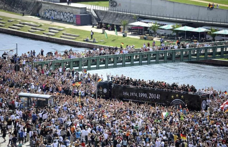 A PASO DE HOMBRE. El colectivo que trasladó al plantel desde el aeropuerto hasta el centro de la ciudad casi no podía avanzar de la multitud que recibió a los campeones el mundo. Igual, todo fue alegría. 