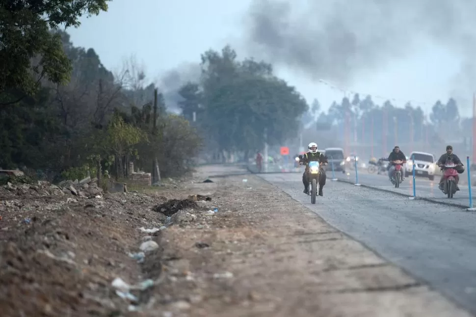 LIMPIEZA. El Gobierno provincial no quiere que vuelva a llenarse de basura la avenida de Circunvalación, por lo que coordinó acciones con la Policía. la gaceta / foto de diego aráoz
