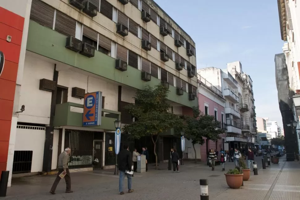 ABANDONO. El deterioro y la mugre del edificio de tres pisos de Congreso 36 afea el paisaje de la peatonal. 