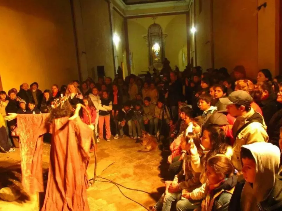 EN LA MISIÓN. El grupo La Red actúa en las ruinas jesuíticas, cerca de Lules. foto gentileza de la red lules