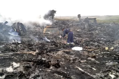 Decenas de cuerpos quedaron esparcidos alrededor del avión de Malaysia Airlines