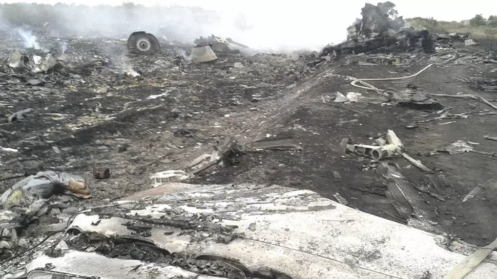 TRAGEDIA. En el avión malasio iban 295 personas a bordo, varios niños.