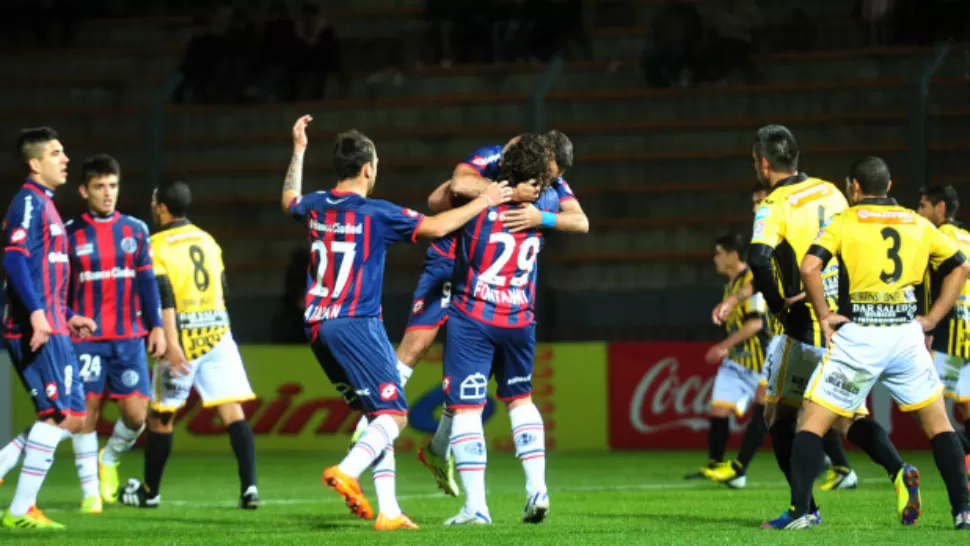 FESTEJO AZULGRANA. Los jugadores de San Lorenzo festejan el primer gol anotado por Catalán, en la victoria sobre Almirante Brown de San Luis, por 2 a 0. FOTO TOMADA DE AGENCIASANLUIS.COM